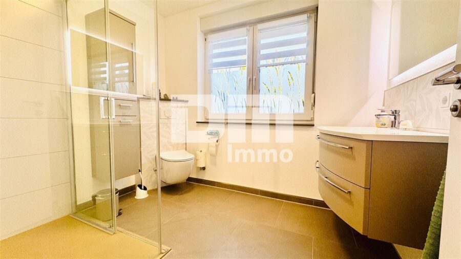 Umfangreich saniertes Einfamilienhaus mit großer Terrasse, Garage, Carport und Einliegerbereich - EG Badezimmer / Dusche